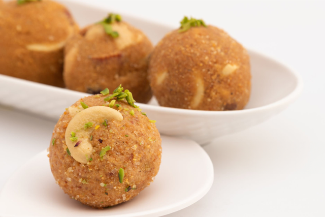 sharda home made sweets Besan ke Laddu